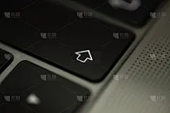 近距离签约笔记本电脑键盘技术概念。