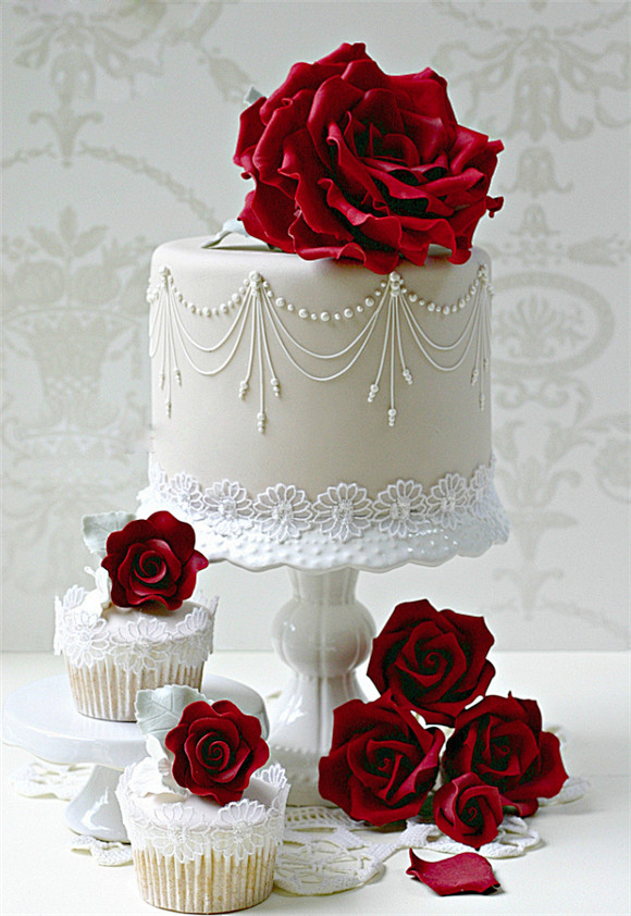 精心设计的婚礼翻糖蛋糕，用糖皮手工制作的...