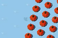 手工制作的蜘蛛、蜘蛛网和装饰南瓜的万圣节五彩纸屑。