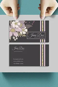 黑色素雅花卉高端大气商务名片