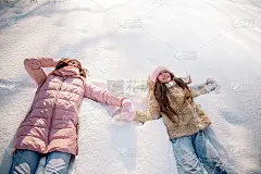冬季散步活动:在雪地里跑步和打滚，滑雪橇和滑冰，享受假期
