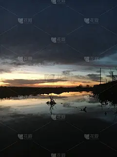 今夜水上的天空令人惊叹