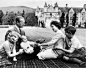 1960年9月8日，英国女王伊丽莎白二世（右二）和丈夫菲利普亲王（左二）、查尔斯王子（右一）、安妮公主（左一）及安德鲁王子（中）。
