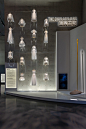 Christian Dior: Designer of Dreams - Shanghai : Lightemotion est une équipe de consultants en conception lumière inspirée par la conviction que la mise en lumière a le pouvoir et le devoir d’enrichir l’expérience humaine. Nous sommes des pionniers, des cr