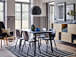 使用可以快速组装的 LISABO 利萨伯 桌子和 SVENBERTIL 思伯帝 黑色椅子，再搭配一半灰色，一半白色的墙壁，以及开放式和封闭式的白蜡木储物件，可以在房间中央营造出优雅的氛围。