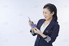 显示信用卡和手机的女人