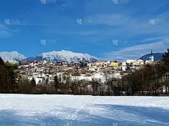 这是斯洛文尼亚戈伦伊斯卡的历史小镇Radovljica，在冬天，后面是被冰雪覆盖的卡拉万克山脉，前面