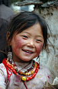 人像摄影灵感：玫瑰色面颊的藏族儿童穿着项链甜美的笑容和玫瑰色的Che裂切