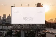 落日时分，曼谷市景背景的空白白路广告牌。街头广告海报，模拟，3D渲染。前面的景色推广或推销观念的营销