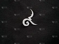 泰国数字“9”胸针，代表泰国国王拉玛9。人们戴着它是为了表示对已故国王普密蓬·阿杜德的尊敬和怀念，也