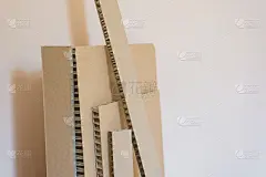 不同尺寸的瓦楞纸板靠墙而立