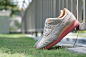 ASICS x Packer GEL-Lyte III ‘Dirty Buck’ : ASICS has teamed up with iconic U.S. sneaker boutique Packer from New Jersey. Inspired by the iconic Dirty Buck, Packer presents a mature and toned down version of the ASICS GEL-Lyte 3. Beige suede uppers meet ve