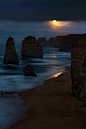 orchidaaorchid:

Moonset over the Apostles by Rob Lafreniere 
