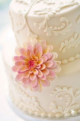 Ivory wedding cake w...