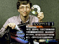 17 1987年，盖茨30岁，他对作为数据存储媒介的光碟的前景感到乐观，因此积极推广CD-ROM。图为盖茨在展示CD的存储能力：一张CD可以存下这里所有书。