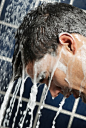 美,身体保养,概念,男性美,构图_74865971_Close-up of a young man in the shower_创意图片_Getty Images China