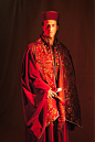红衣主教的中世纪幻想服装，包括cas，装饰的披肩和帽子
