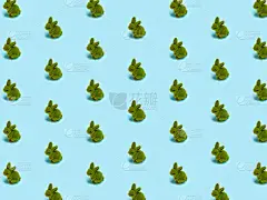 时髦的复活节图案，可爱的小绿草兔子，明亮的浅蓝色孤立背景上的复活节兔子。最小的复活节的概念。