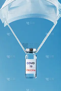 装有新型冠状病毒疫苗的安瓿从蓝色背景的防护口罩上空投。