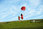 Mother and child holding red balloons_创意图片