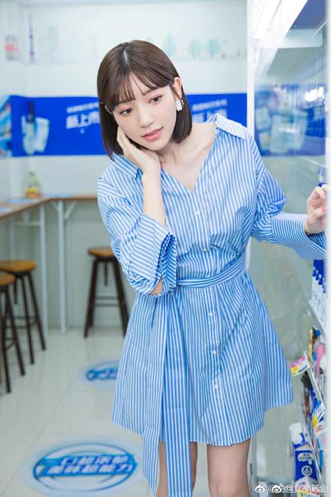 郭雪芙出席某活动身着条纹长款衬衣短发齐肩非常甜美淑女微微一笑魅力