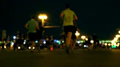 夜间城市跑步，带LED灯的人群跑步者，午夜跑步，每年夏季举行的短**拉松比赛，模糊中的无法辨认的人，Loa角度视图，实时夜间