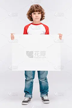 男孩拿着白板