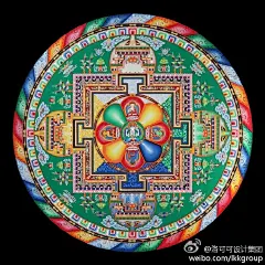 #沙盘# 藏族僧人用沙子制作的曼荼罗沙盘，特别复杂精准的操作，最后再一把抹掉，这是僧人的一种修行，这其中的境界难以言喻…… ​​​​