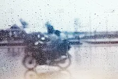 模糊的车手在强降雨/戏剧性的场景在东南亚雨季)。