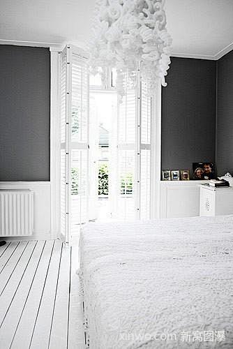 白色床单白色窗帘与黑色墙漆结合