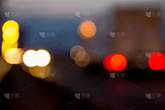 夜景模糊了车灯