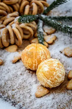 橘子在雪地里的木桌上，过年