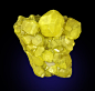 这是意大利名矿：自然硫。比较好的常产自西西里，斜方晶系，晶簇状集合体。蜜黄色，晶面呈金刚光泽，断口油脂光泽。贝壳状断口，透明至半透明这些特点都是其鉴定特征。