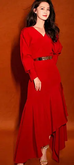 美女壁纸第618期—一袭红裙的李沁