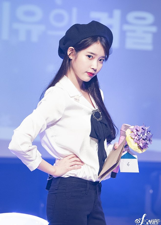 iu李知恩白衬衫