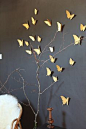 Image of Envolée de papillons dorés