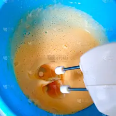 准备蛋糕。将鸡蛋用搅拌器搅拌至蓬松。