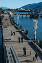 阿拉斯加州朱诺市的码头和港口委员会委托国际知名的公共艺术家克里夫·加滕进行创作设计。这幅作品由十个不锈钢雕塑组成，它们被安装在现有的护柱上，这些护柱被用来绑住从海岸公园到罗伯特山电车大楼的邮轮。阿奎尔斯雕塑形式的灵感来自于阿拉斯加景观的原型，包括两个标志性的生态形状，一个是鲸豚，一个是飞翔的鹰的翅膀。阿奎尔语是拉丁文中鹰和鲸的结合。 20180822092845