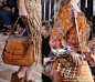 #ToryBurch2017春夏时装秀#  橘色的热情，红色的炙热，绿色的清新。包包不拘一格明艳色彩的搭配与精致的几何图案完美诠释波西米亚风格，手工金属抽花工艺和月光石的点缀更为手袋增添了隐隐闪烁的微光。再搭配一条飘逸的长裙，做Traveling Chic，度假风满满！