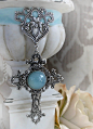 SKY维多利亚时代的古董风格的十字架项链项链与天空的蓝色玻璃蛋白石和丝绒带，免费礼品盒