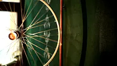 老式自行车车轮在空中滚动近距离