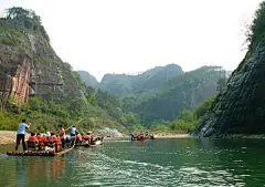 九曲溪是武夷山脉主峰--黄岗山西南麓的溪流，武夷山风景区的绝大部分风景点分布在九曲溪两岸，从星村码头乘上竹筏沿溪飘然而下，山随水转，碧水丹岩，不觉间，就可以让你的身心完完全全地融于这自然的画图之中而物我两忘了。
