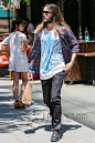 杰瑞德·莱托 (Jared Leto) 身穿蓝色扎染T恤在纽约出街