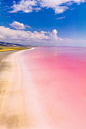 欧洲-土耳其粉色沙滩：土耳其的粉红色沙滩位于巴哈马群岛上的哈勃岛，被评选为“世界上最性感的海滩”。粉红色沙砾是其最大特点。来过这里的女生都会被这片粉色沙滩所撩动，少女心爆棚。