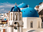 希腊旅游胜地圣托里尼岛伊亚镇（Oia）上蓝顶白墙的美丽教堂，这里无疑是爱琴海上出镜率最高的地方。摄影 Bob Rowlands