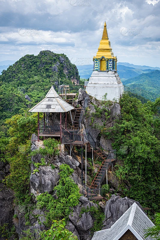 泰国山顶的白色寺庙和宝塔。素材-花瓣网
