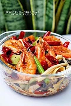 [私家美食汇——新派创意菜---麻辣香锅~、（图文并茂香锅私家煮）] 麻辣香锅是源自重庆缙云山的土家风味菜品，是当地老百姓的家常做法，以麻、辣、鲜、香混一锅为特点。现在街上流行的做法有海鲜原料的、以蔬菜为主的素食的，还有荤素混搭的，做法种种。大家伙都在吃的热火朝天的，咱也做来凑凑热闹。麻辣香锅的麻辣是通过辣椒和花椒来体现的，香：是炒香。如果单纯的通过炒辣椒和花椒是无法实现醇厚的香辣的，这就要提前熬制香麻油，和麻香红油，用这两种油来实现真正的麻辣鲜香。         之所以叫......