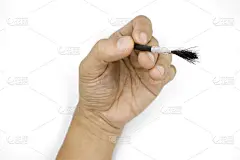 一个男人的手捧着小红脸，喘着粗气，男人的手孤立在白色的背景上