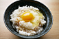 卵かけご飯——生鸡蛋盖饭




Tamago kake gohan（卵かけご飯, "egg sauce over rice"）是日本的生食文化之一，也是日本传统的料理之一。吃法很简单，生鸡蛋打在白米饭上，再加少许酱油即可。