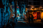 #灵感的诞生# 摄影师Xavier Portela用镜头记录下日本神户市的巷尾夜景，表面的安静下掩盖着浓浓的烟火气息，仿佛只要移开定格的镜头，便是热闹的夜市以及不得不说，红蓝调色真的很适合夜景呀 ​​​​